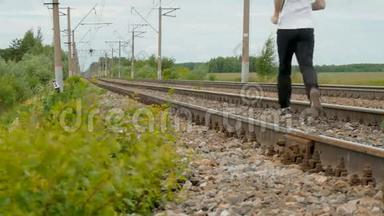 人在铁轨上的铁轨之间奔跑。